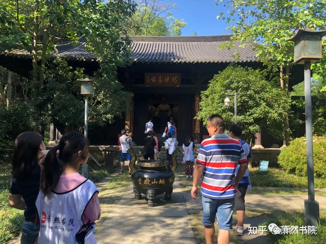 探访越王城遗址;编制并展示寻访"湘湖春色",探访"越王山城"小报等课程