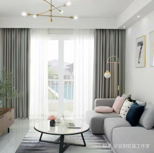 家里的沙发是藏蓝色,地板是灰白色拼接,应该怎么搭配窗帘颜色?