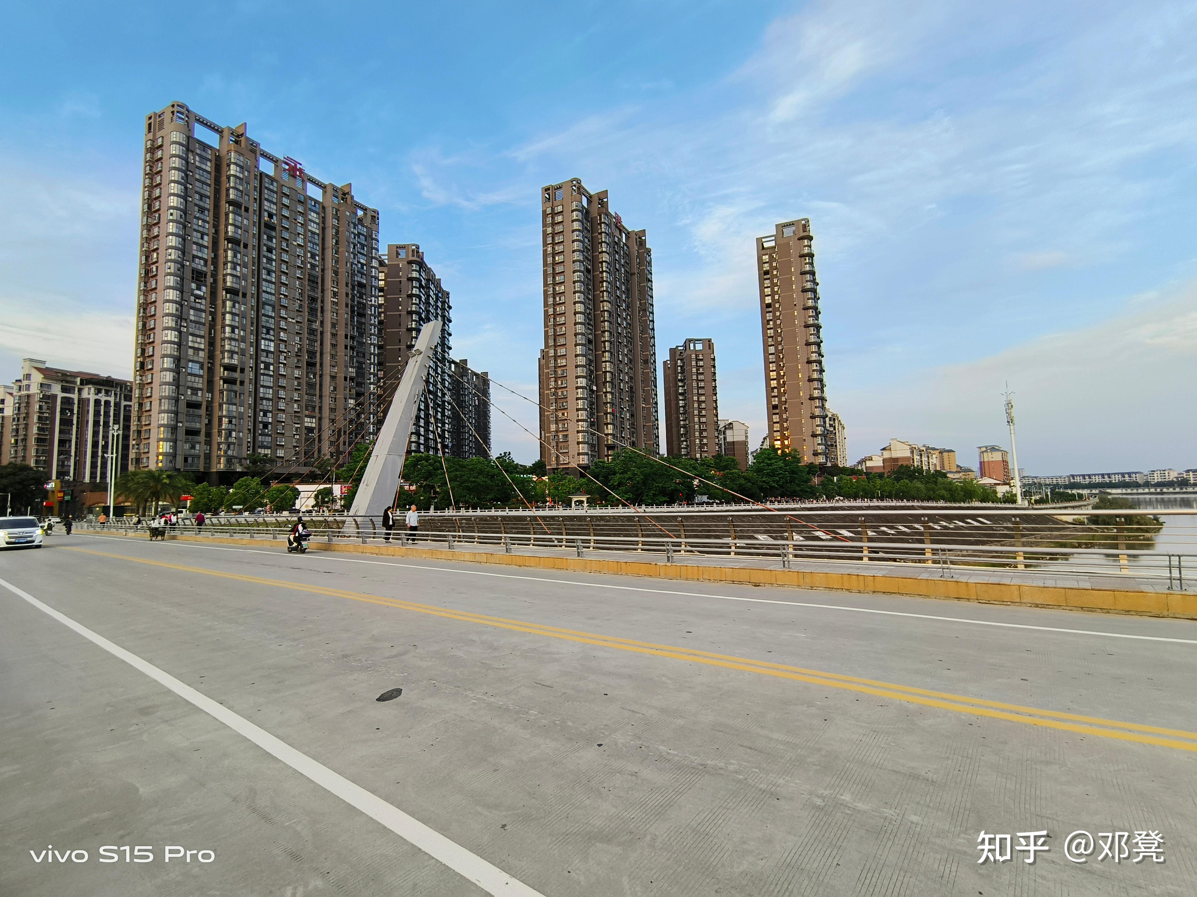 前置相机从上一代的5000万像素定制主摄 800万像素超广角 四柔光灯的