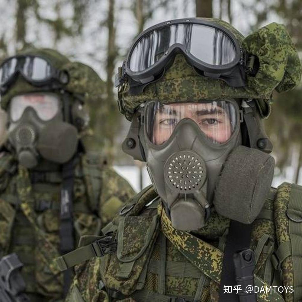 装备有沙色的pmk4面具,该款防毒面具以可更换不同的滤光镜片为特色