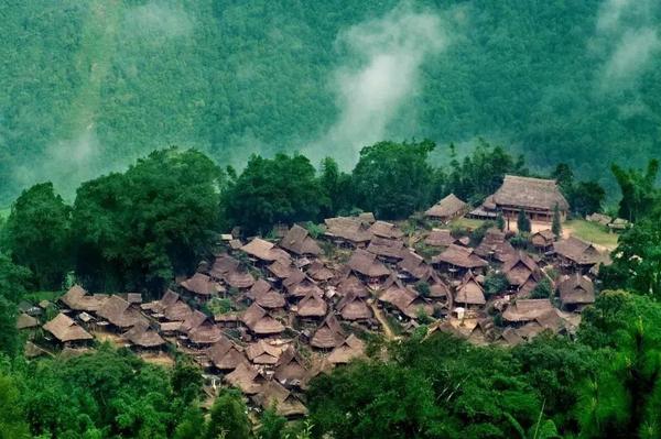 火灾前翁丁村老寨景色   央视新闻