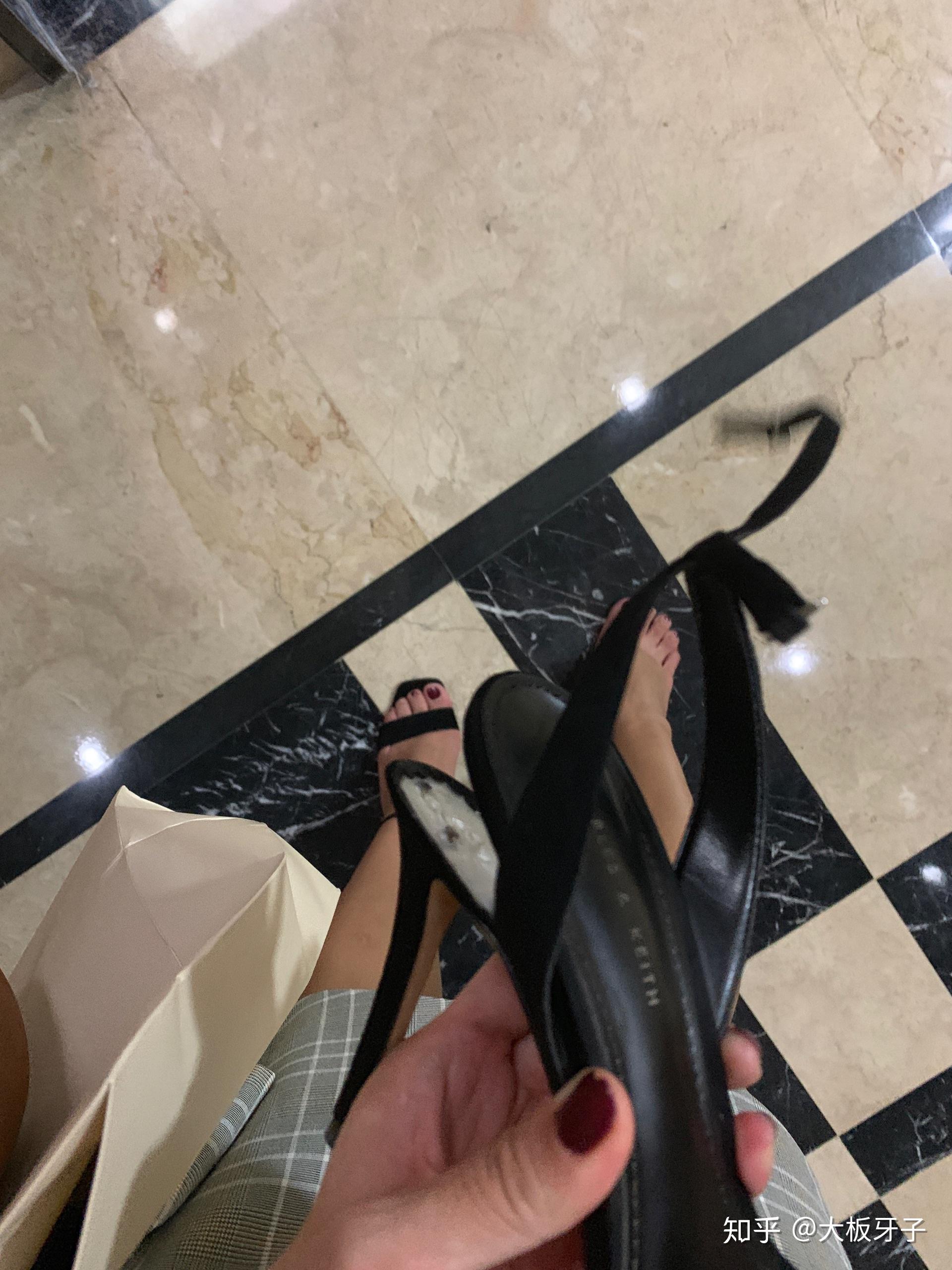 走着走着一只高跟鞋的鞋跟断了,在掰不掉另一个鞋跟的情况下,怎么可以