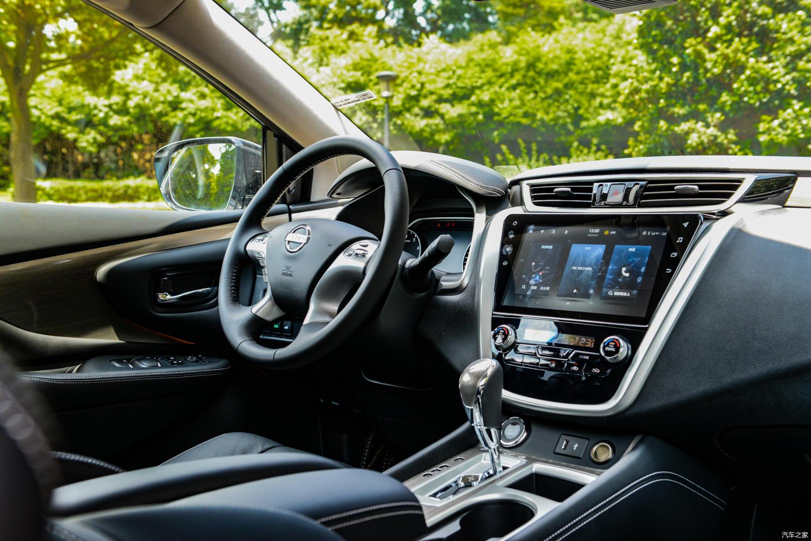 楼兰的内饰部分保存着唯一经典的对称式设计,中控台的线条给人一种开