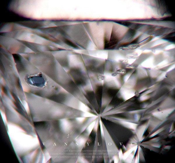 钻石的净度指钻石内外缺陷的程度,包括包裹体,解理,裂隙,双晶,生长纹