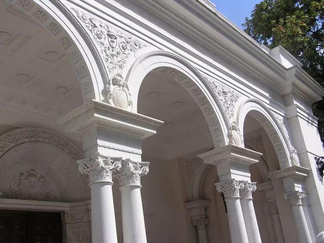 拱肩,建筑学术语:如果你用拱门来建一个拱廊的话,那么,拱门上方必然会