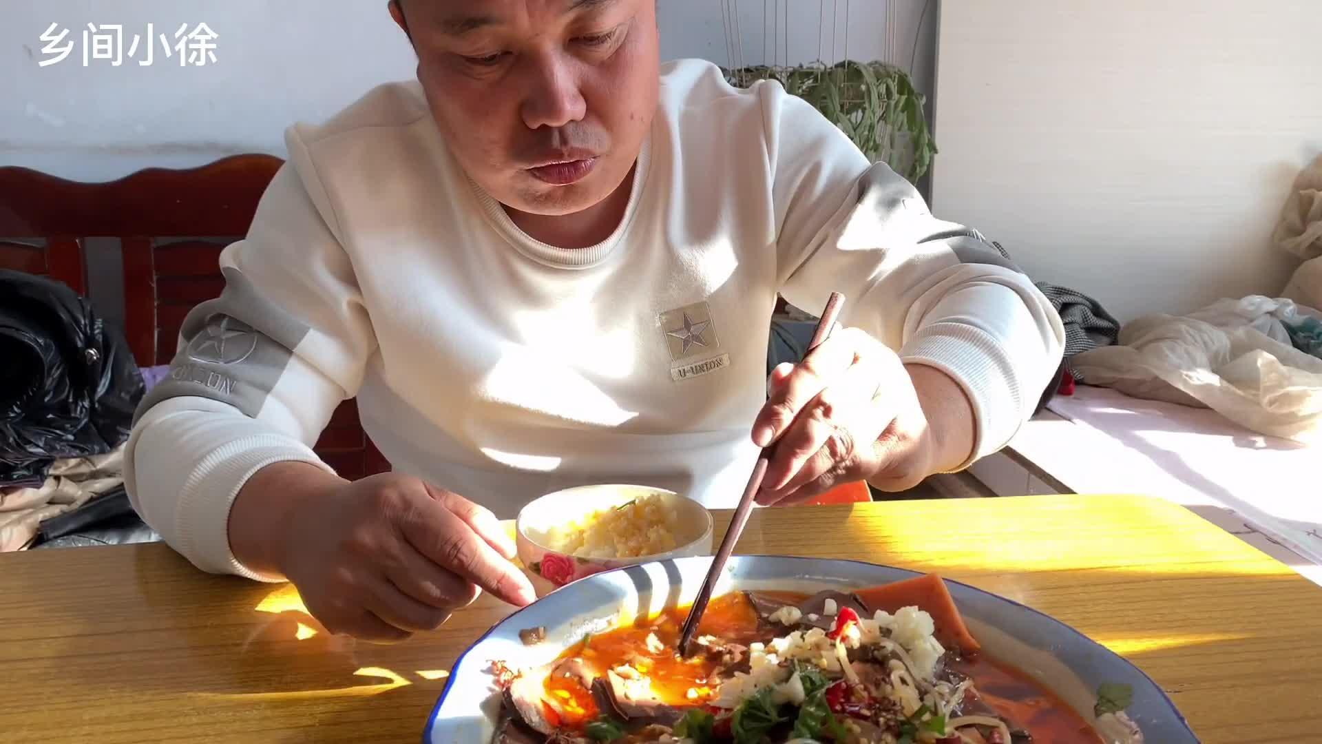 大姑姐回家看弟妹做了什么好吃的满满一大桌有说有笑好开心