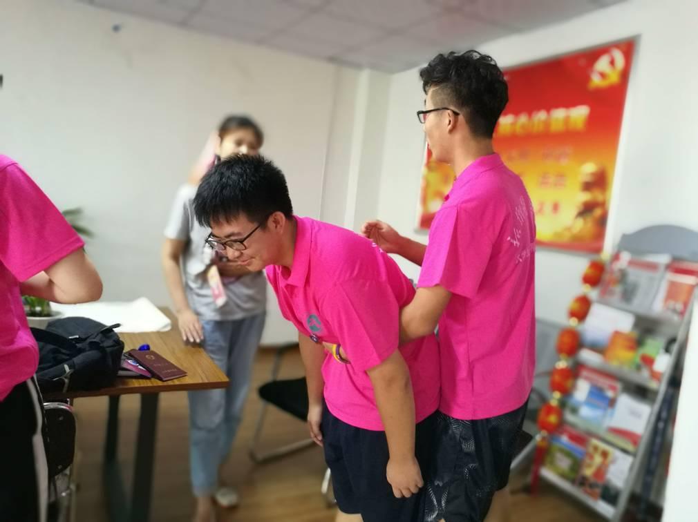 新乡医学院学子义务宣讲急救知识 教授急救技