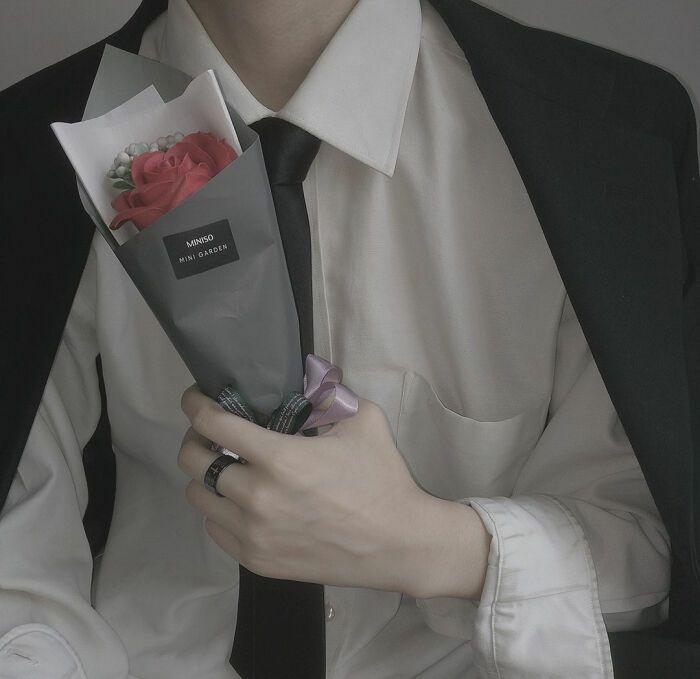 有没有好看的男生锁骨或者手的照片,能当背景图的那种(17>66 17