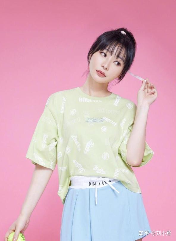 刘燕酿制大胸女孩学学柳岩绸缎衬衫收腰裙时髦显瘦完全不挑身材