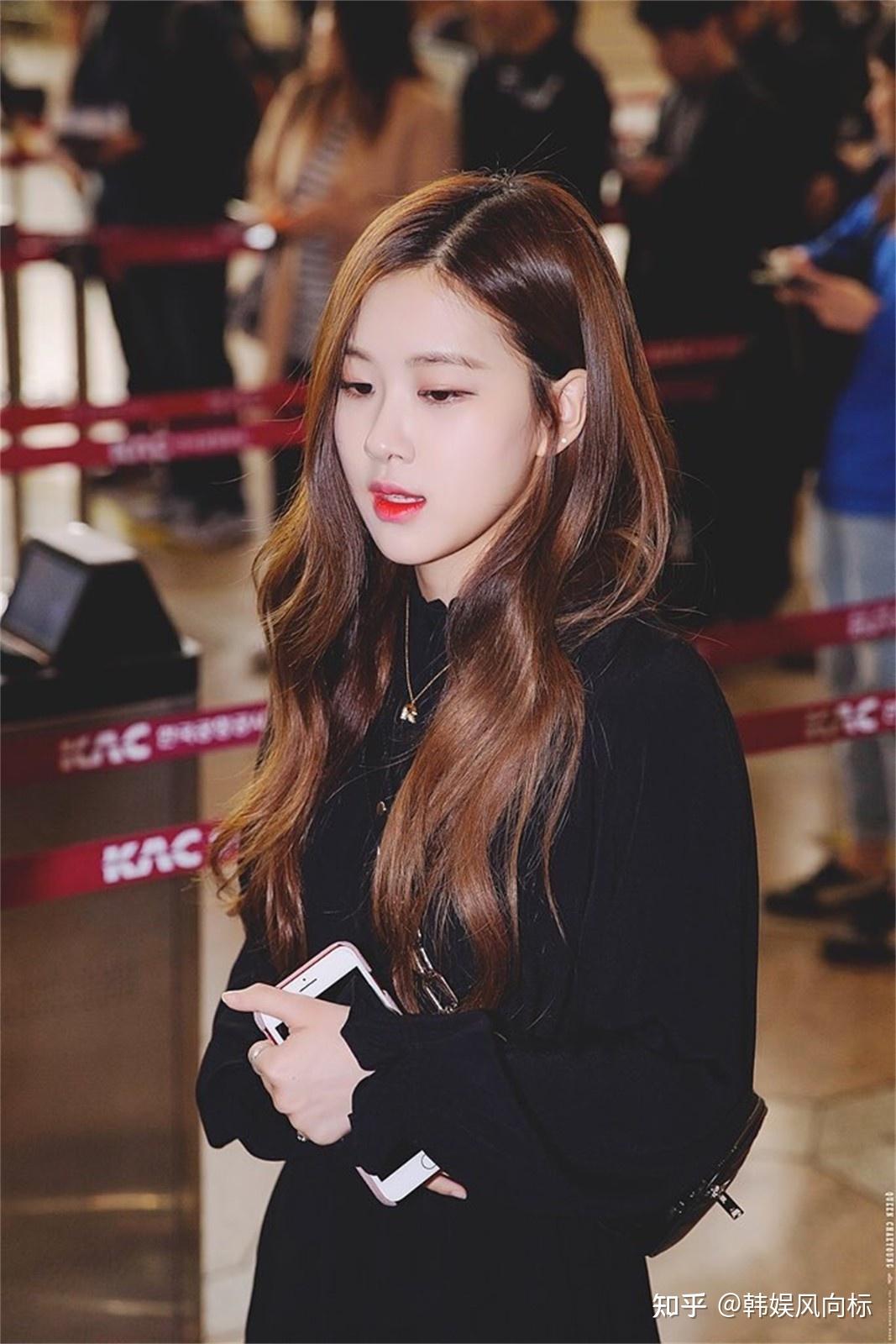 blackpinkrosé专辑售出超50万张她与圣罗兰总监如何相识