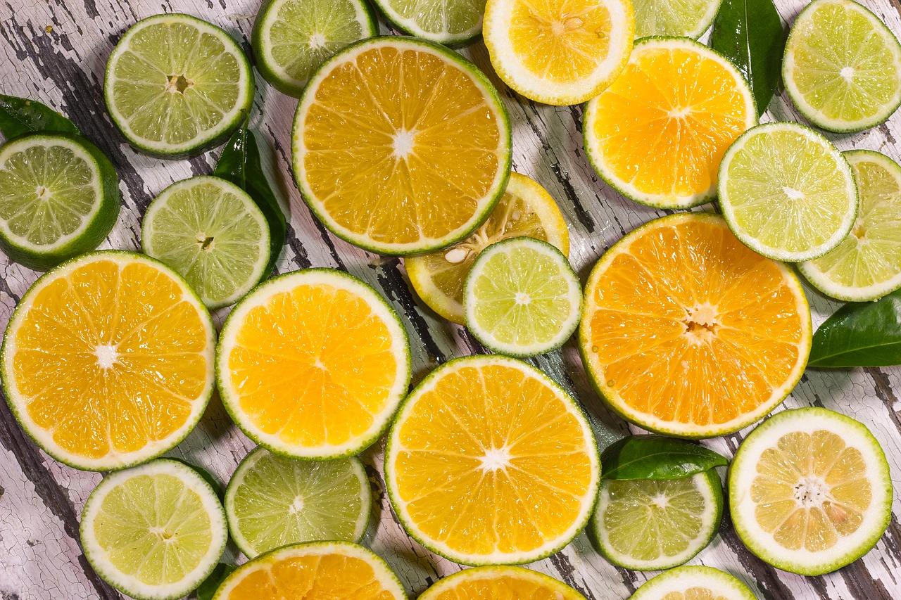 3. 橘黄与深绿配