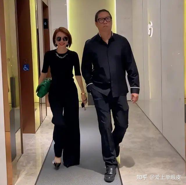 魁梧爸爸邓宇澄,1975年出生在中国香港,毕业于美国电影电视制作导演系