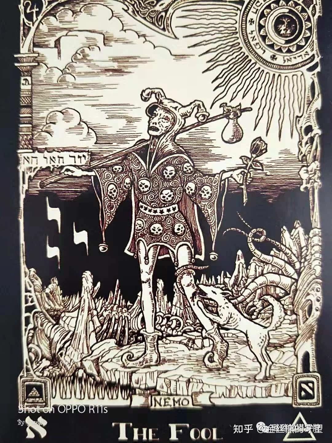 在阿撒托斯塔罗牌里愚人一张牌可以代表着皮尔斯侦探:是无畏前行的