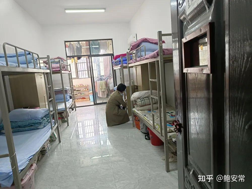 阜南一中中岗中学开展学生宿舍安全检查,做好校园安全稳定工作