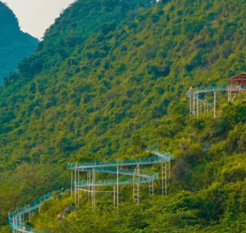 除了丛林飞车,宝晶宫度假区内还有全湖景蹦极,玻璃桥,急速卡丁车,飞索