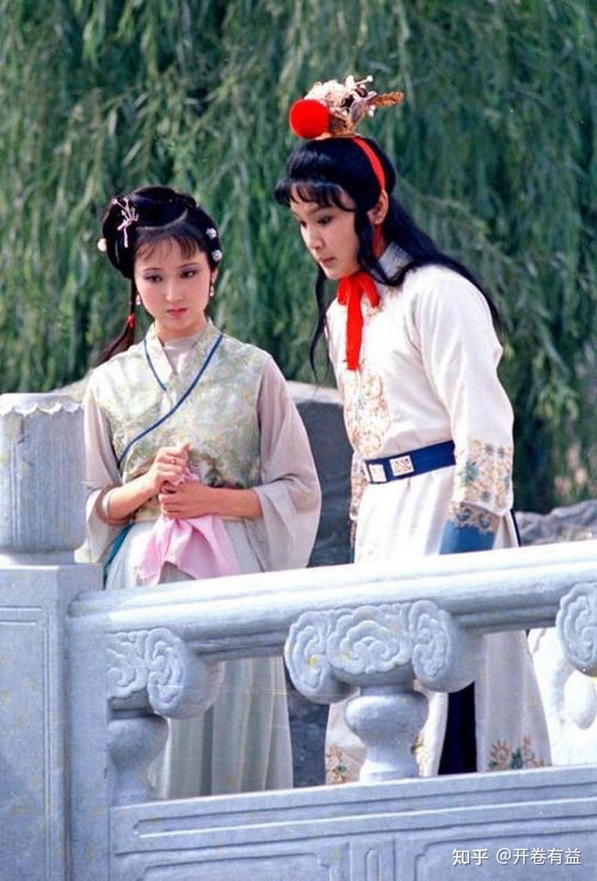 红楼梦里贾宝玉到底喜欢薛宝钗还是林黛玉,贾宝玉是不是中央空调?