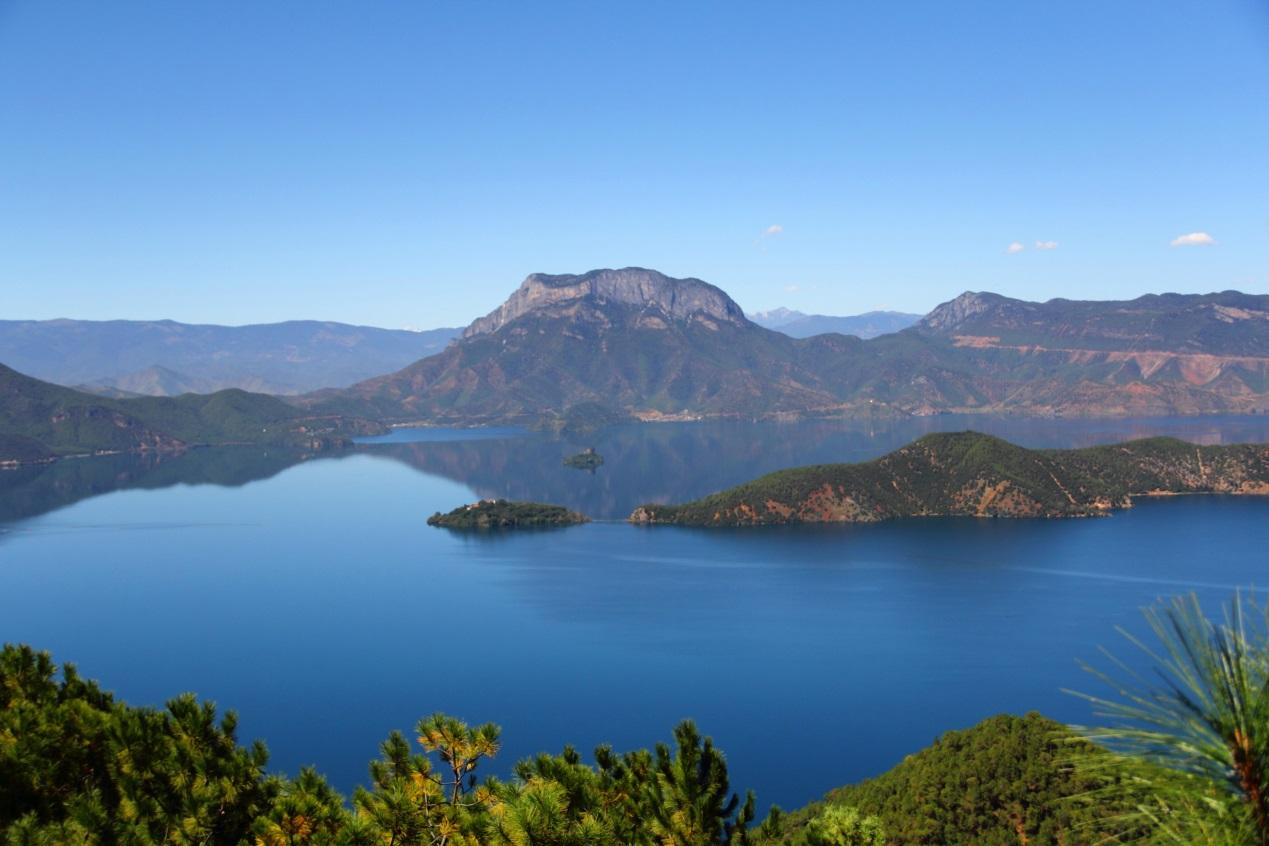 游览格姆女神山俯瞰泸沽湖