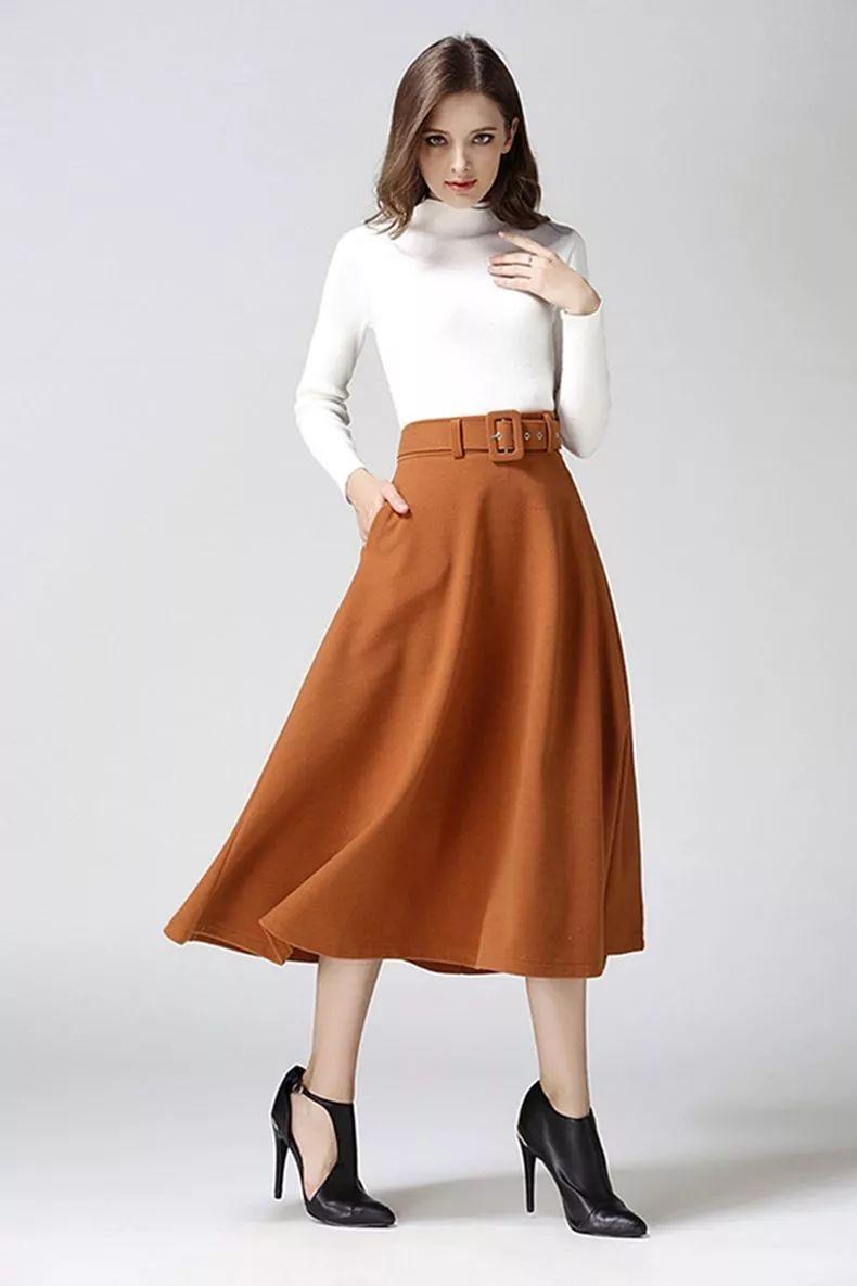 配上一条淡褐色的长裙子,白色的纯色上衣,略宽的腰带更是可以打造出一