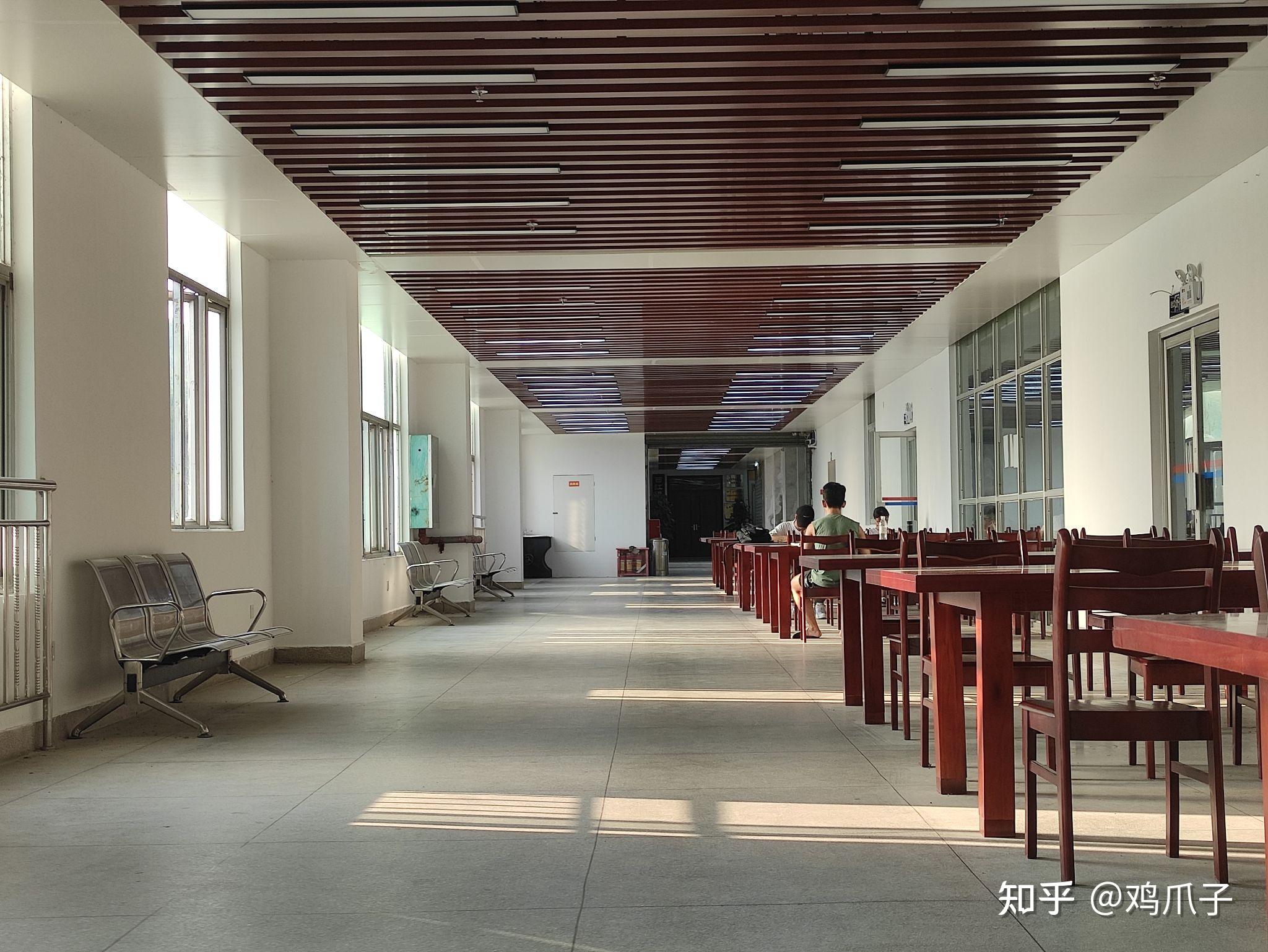 梧州学院的图书馆或教室环境如何?是否适合上自习?