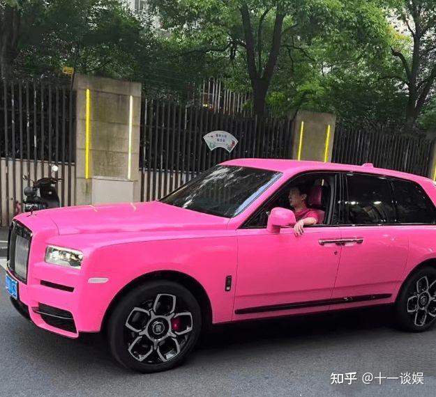 王思聪开跑车出门,低配版法拉利被指掉价,上个月还买了国产车