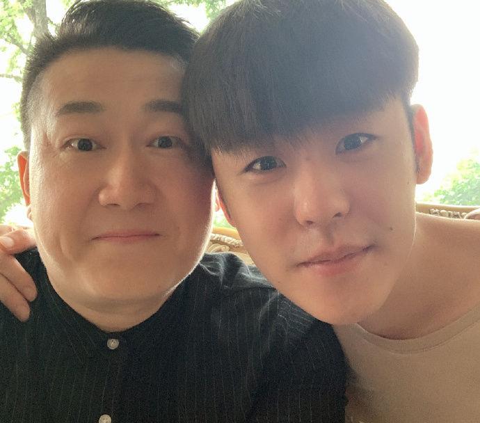 德云社张鹤伦张云雷合照击破不和传言上演搞笑俄罗斯套娃自拍