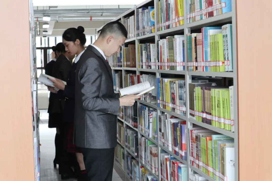 互相陪伴多年图书馆是我的挚友对了见证无数次梦想点燃和起飞迎来送往