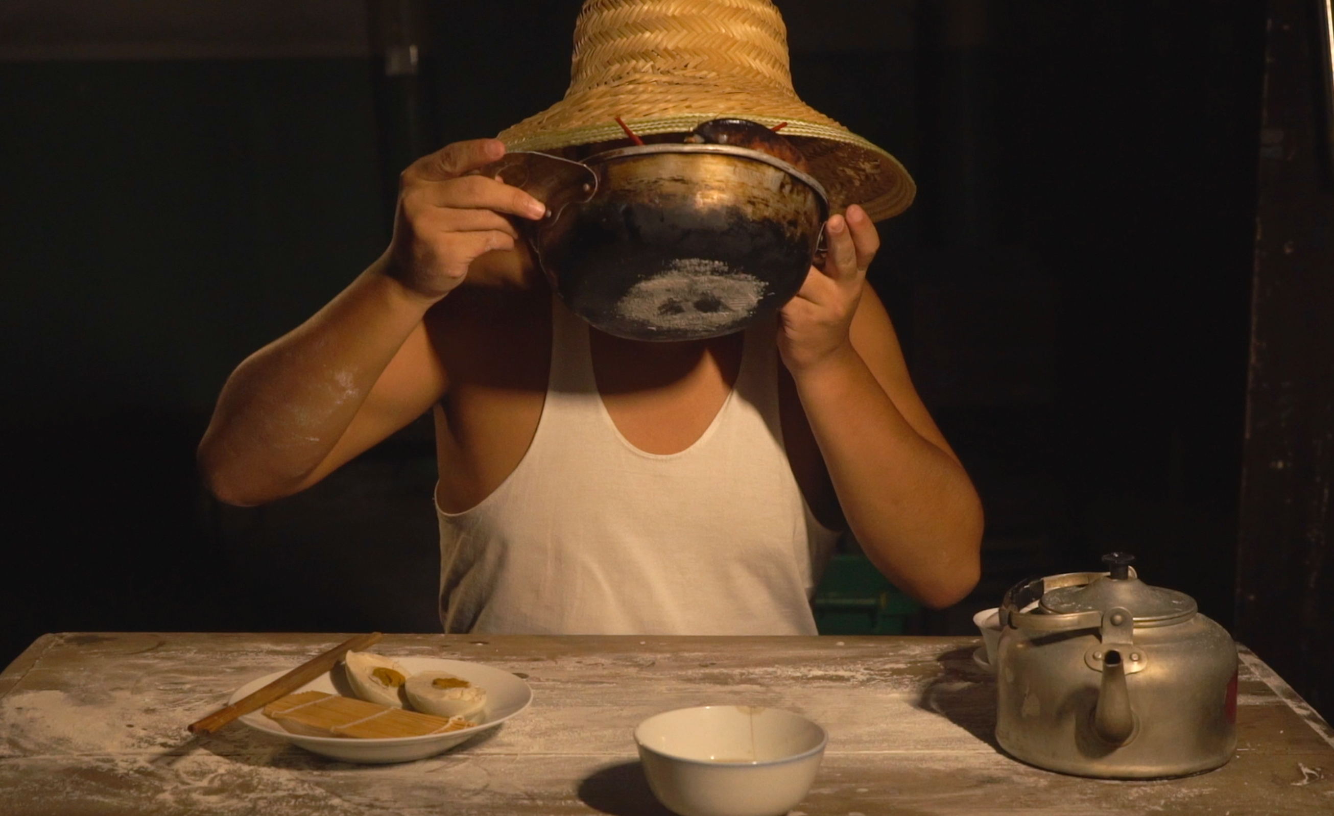 闭着眼睛,摇着蒲扇 听着风铃轻轻碰撞的声音 突然一阵饿意袭来 起身为