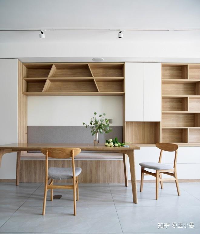 而卡座都是贴墙而做,这样可以让餐桌椅的整体所占空间宽度缩小.