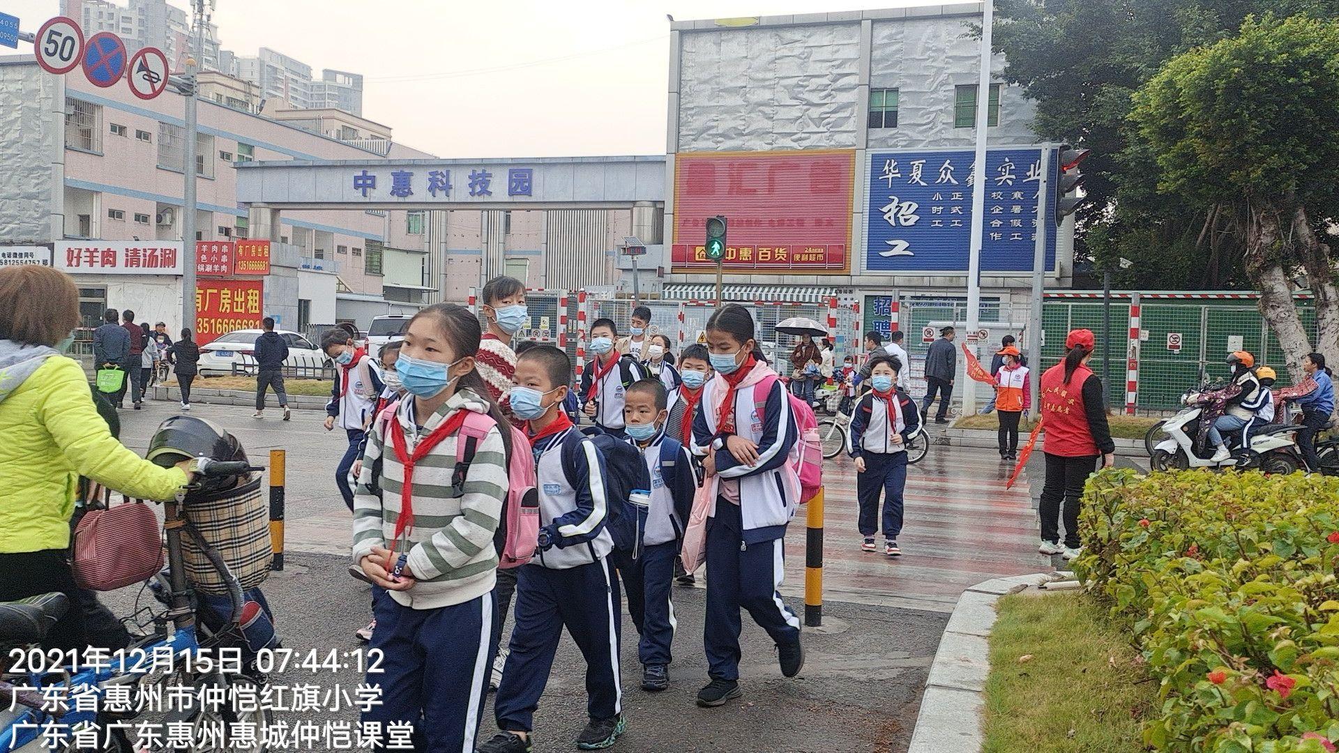 东望志愿者广东惠州惠城仲恺课堂一行人,在惠州市仲恺红旗小学进行