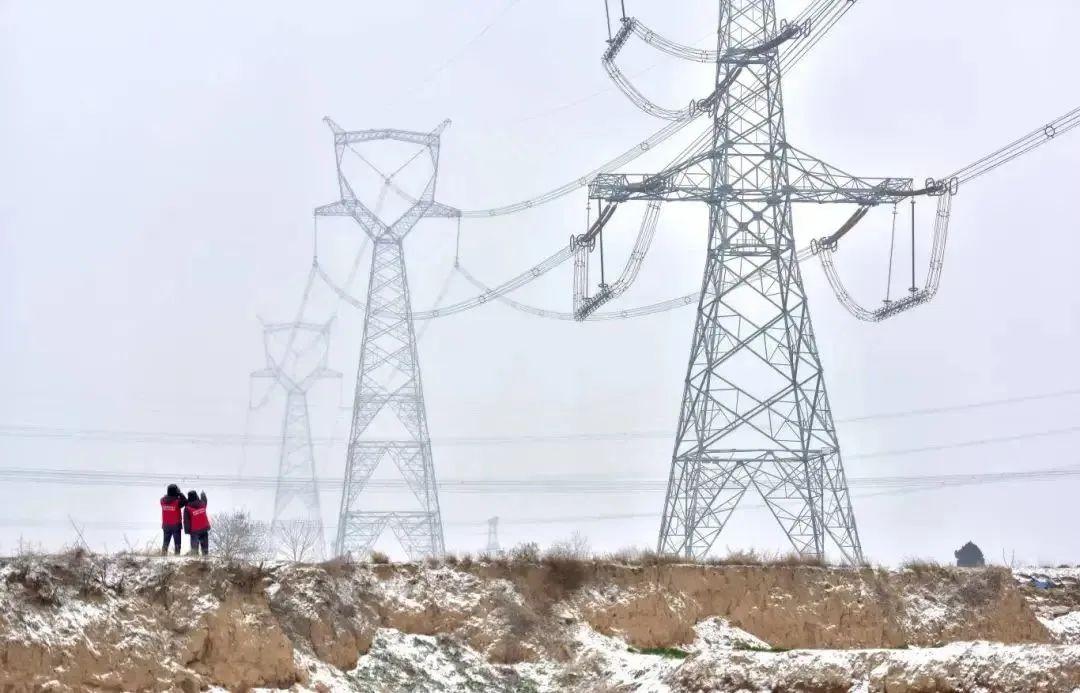 荆1000千伏特高压输电线路进行特巡,排查寒潮大风冻雨天气下线路覆冰