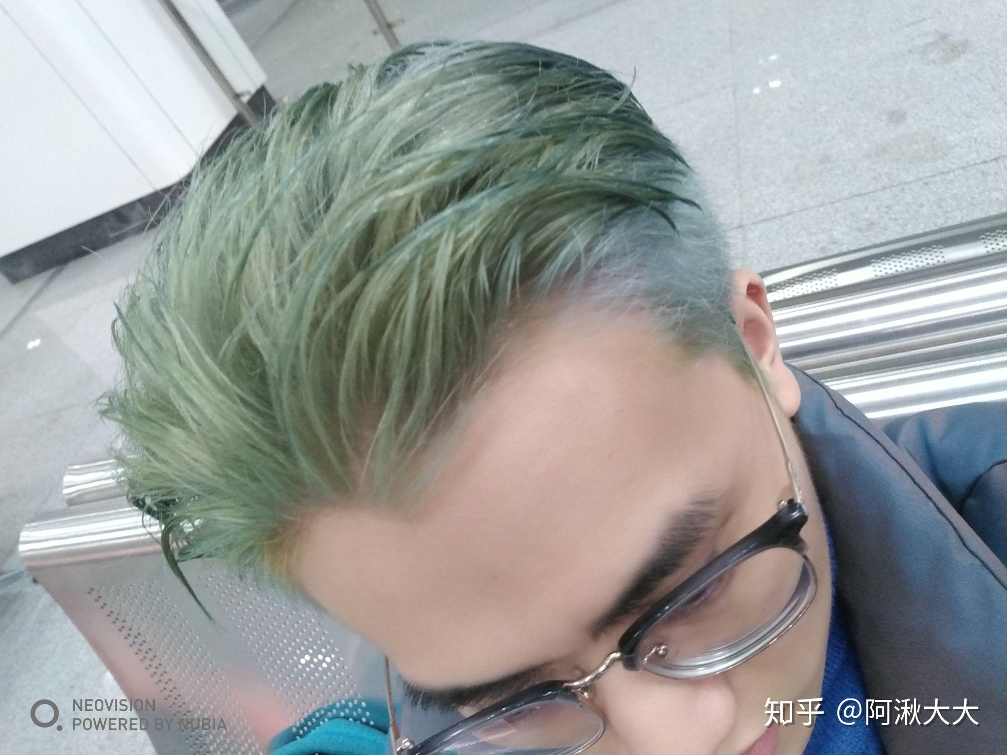 男生染绿头发寓意图片