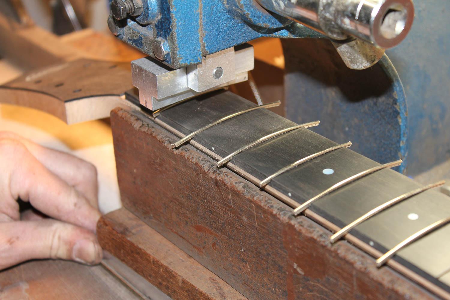 collings)决定用四根弹簧钢条把它们放在琴颈里,两根在钢筋的两