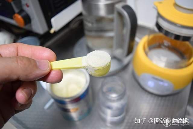 刚出生婴儿喝奶粉温度(新生宝宝喝奶粉温度是多少合适)-第1张图片-鲸幼网