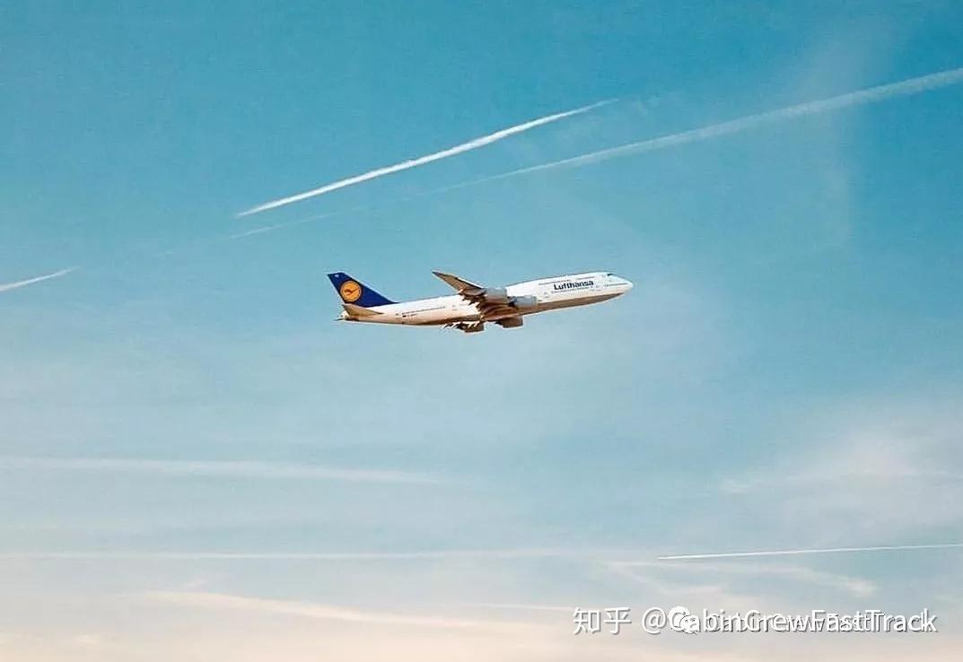 汉莎航空招聘_高清晰蓝天白云下的德国汉莎航空飞机壁纸