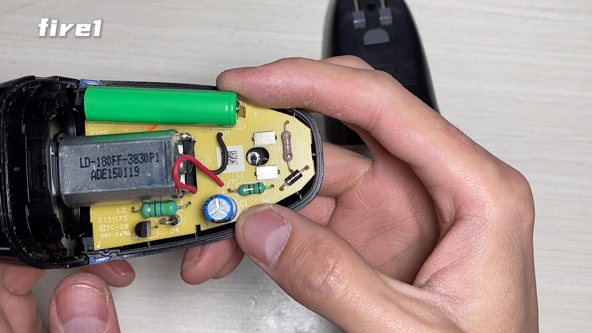 飞利浦剃须刀充电后只亮红灯,电池烫手,充了八小时指示灯也没变化,用