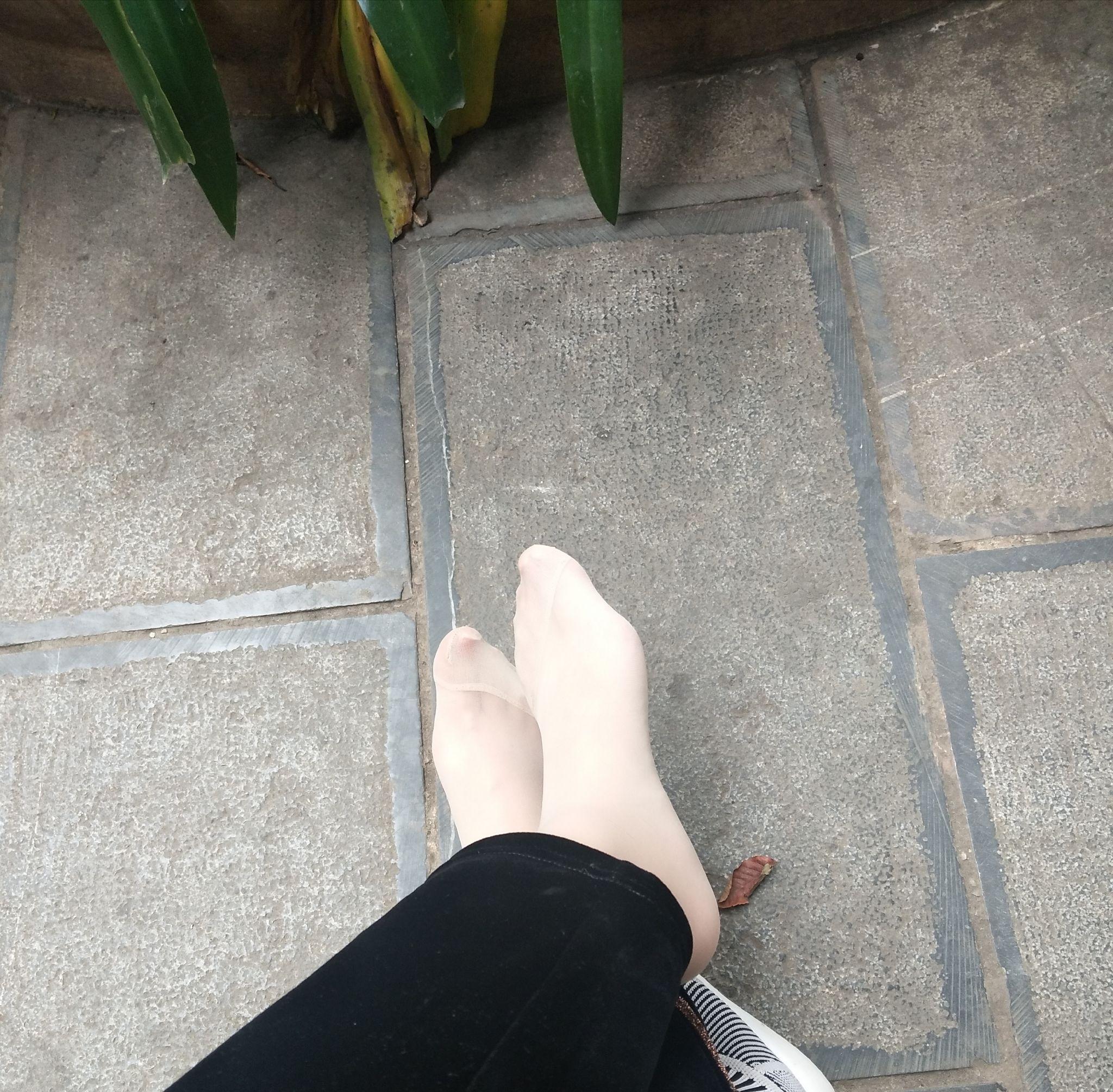 如果习惯穿很薄的短丝袜配运动鞋容易发生鞋子不跟脚吗?