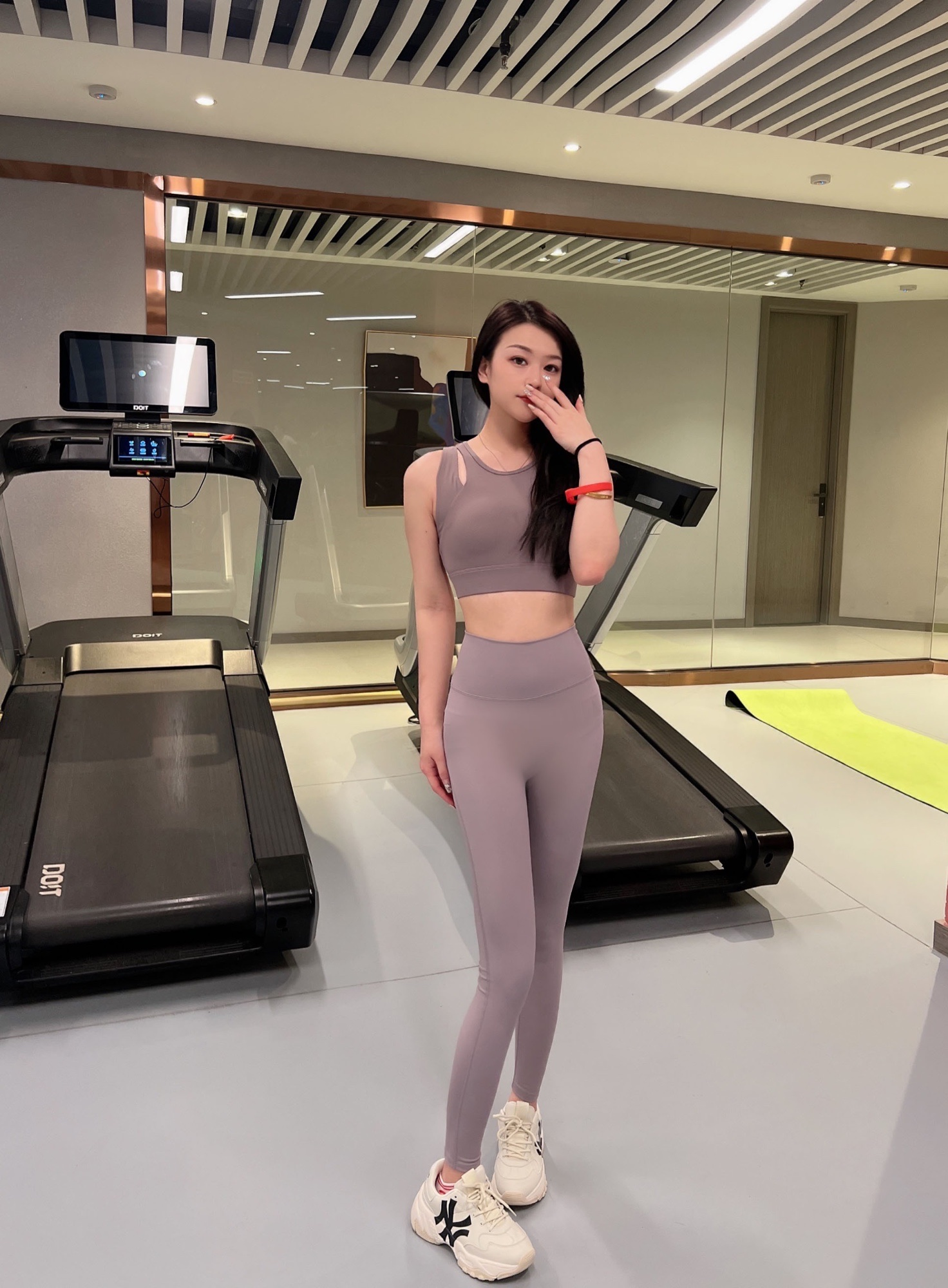 较瘦但胸大的女生怎么穿衣服不显壮? - 知乎