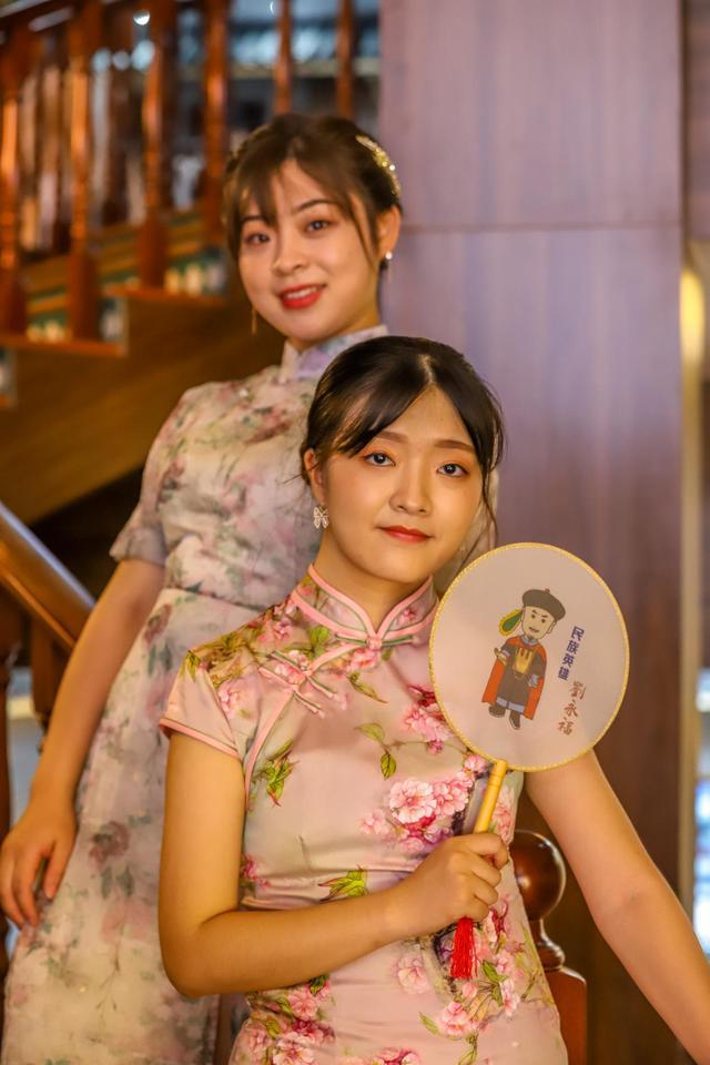 现在吃饭,更注意的是仪式感,餐厅里面有许多民国风格场景,也提供旗袍