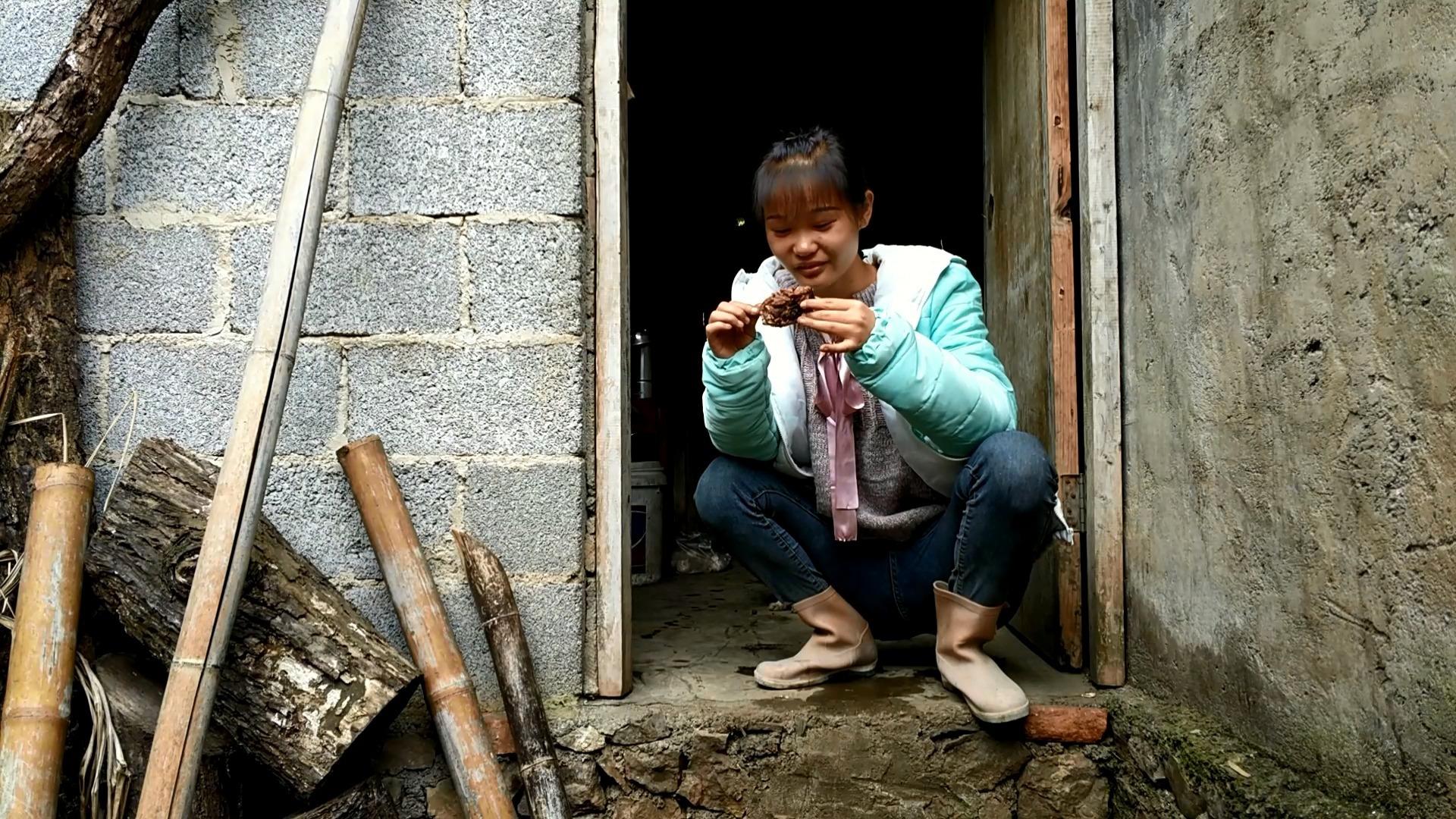 吃水果相关推荐 2:14农村妹子,勤劳朴实,身在农村真的可惜了贵州安美