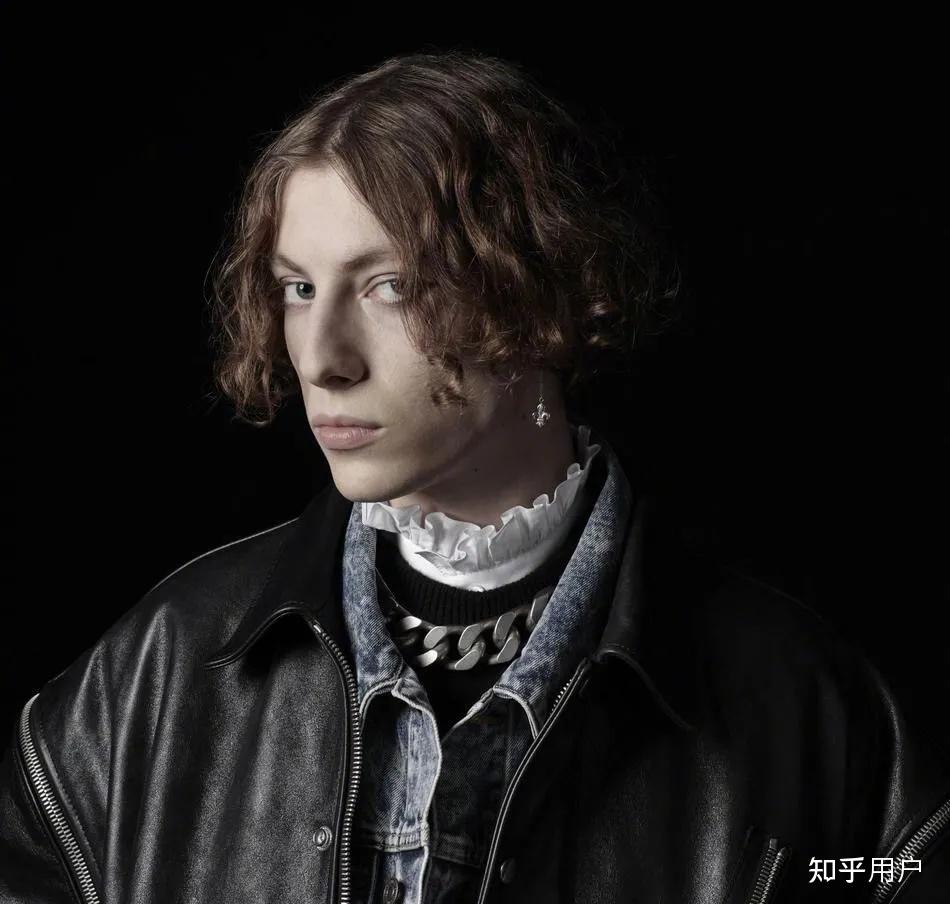 celine2021秋冬男装大秀,米白色头发站在城堡上的男模叫什么? - 知乎