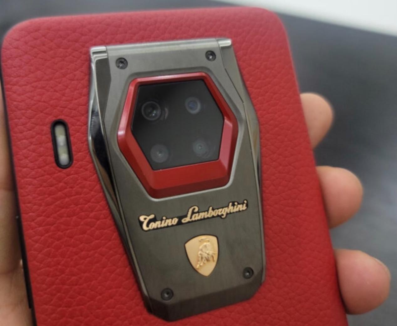 兰博基尼手机上手体验,甄选头层小牛皮 18k镀金大牛logo,很抢眼