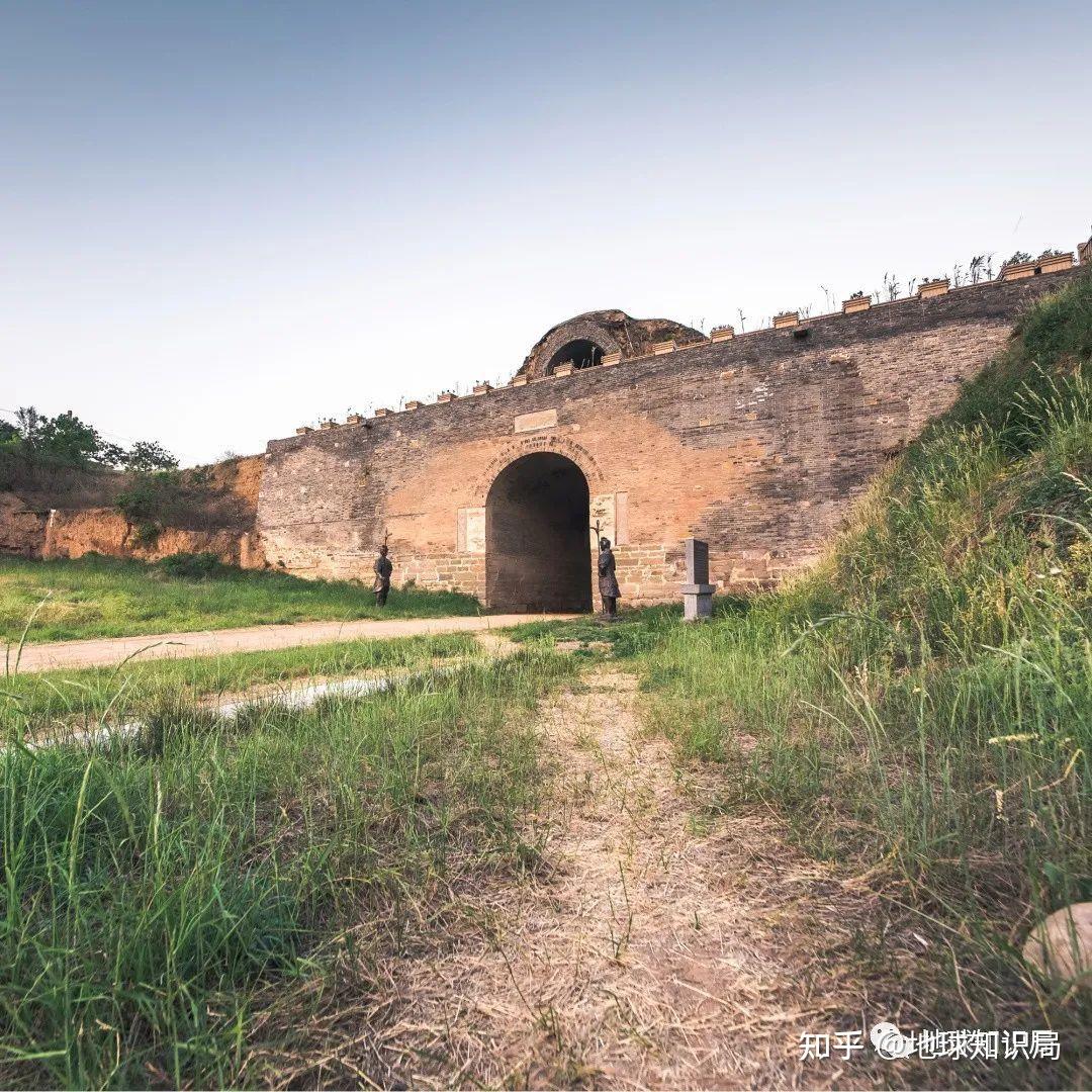 战国初年,魏国通过李悝(kuī)变法率先强盛,这时的魏国都城还在古安邑