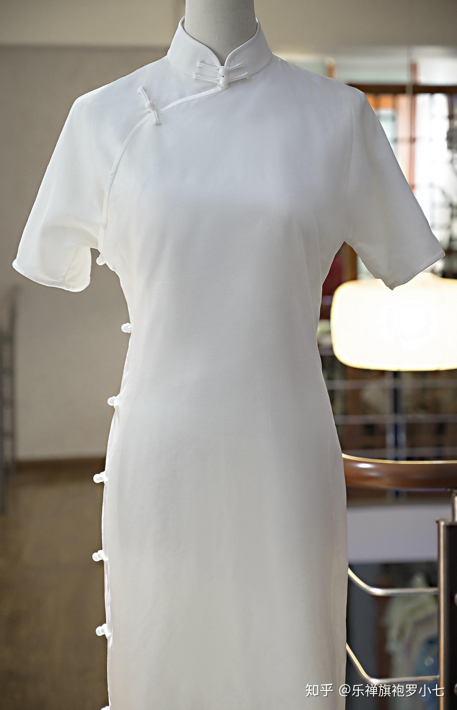 不管肤色是暗沉还是鲜白,我都建议白色,选白色绝对不会踩雷,而且白色