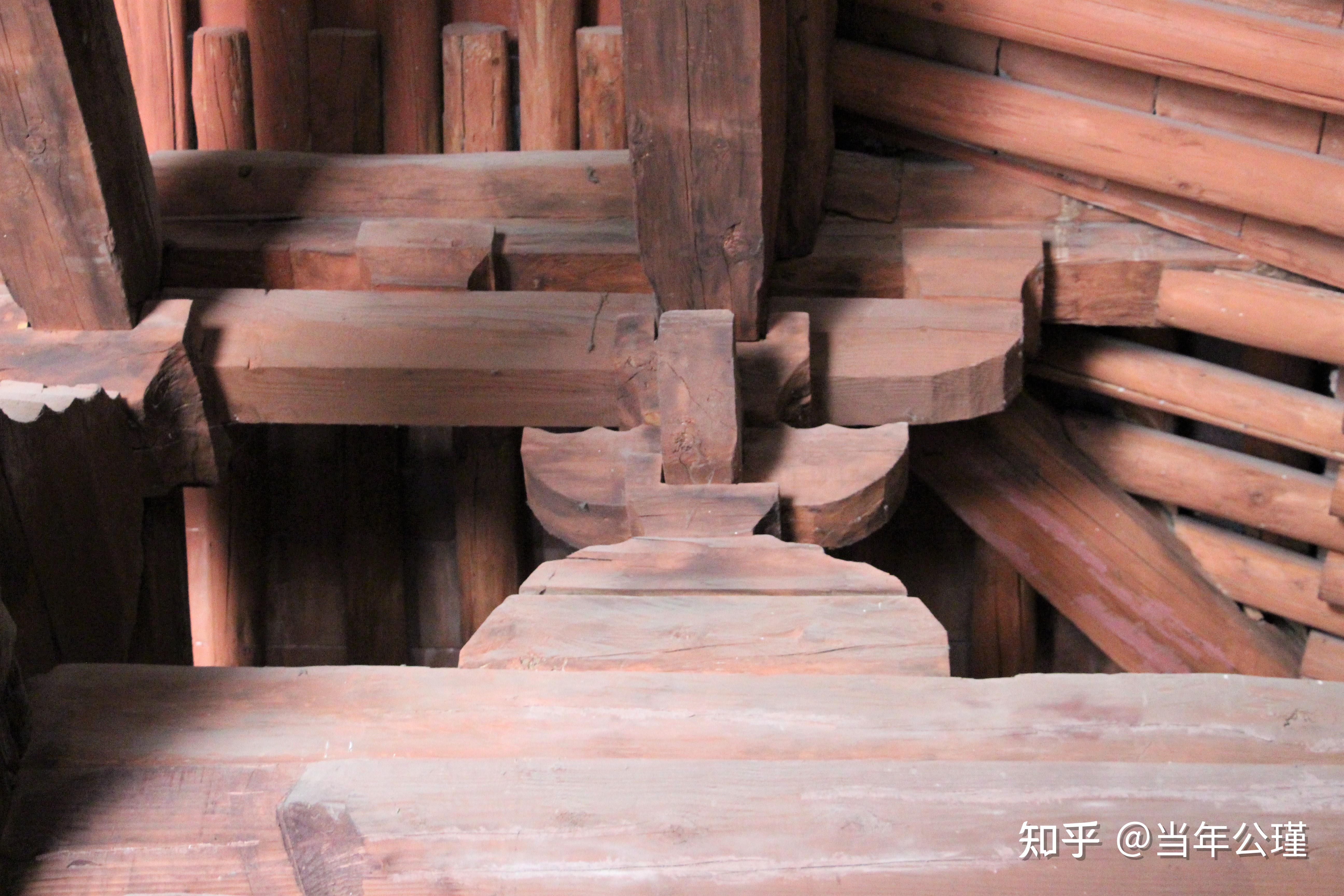 大云院弥陀殿驼峰大云院现存建筑除了弥陀殿外均为清末重建,寺外立有