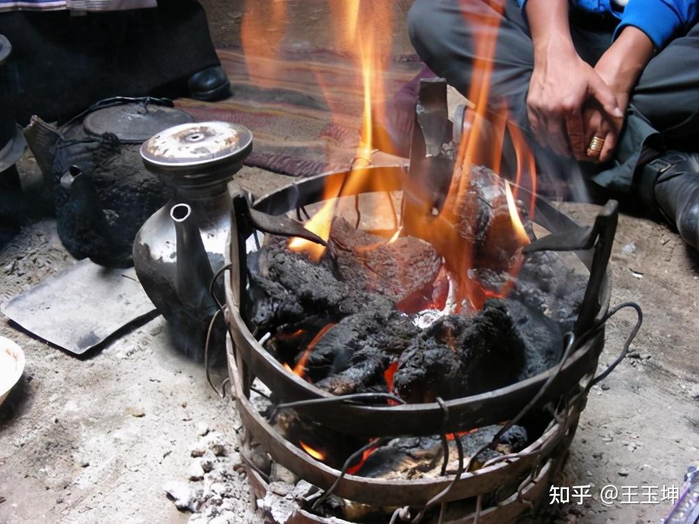 曾经遍布全国,在比较早的时候,一些农户家里就有专门的粪篓子和铲子