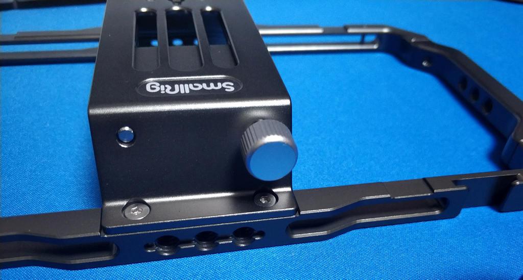 在smallrig兔笼的上,下,左,右四个方向均可以拧入