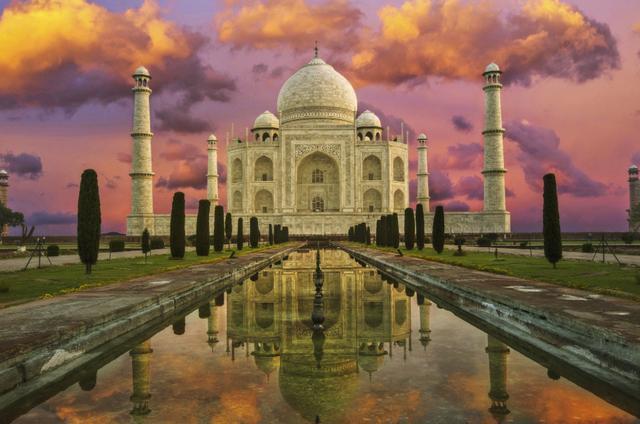 为邻;西北与巴基斯坦接壤;东南隔马纳尔湾和保克海峡与斯里兰卡相