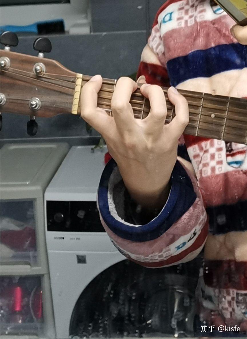 请问吉他大神我这样爬格子手型对么