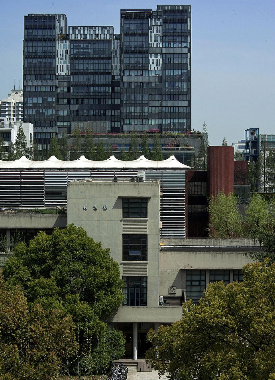 文远楼位于同济大学四平校区北大道,在绿树浓荫中,掩映着一座淡灰色的