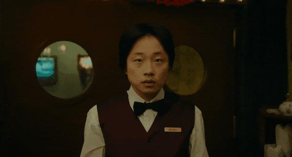 华裔新剧《内景唐人街》,讽刺拉满,狂捅白人社会肺管!